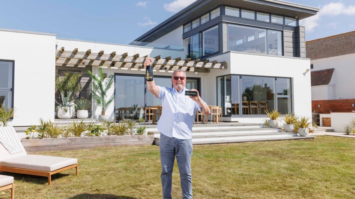 Život dôchodcov sa úplne zmenil. Vyhrali luxusný dom, kde by chcel bývať každý.