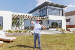 Život dôchodcov sa úplne zmenil. Vyhrali luxusný dom, kde by chcel bývať každý.