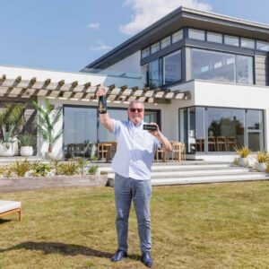 Život dôchodcov sa úplne zmenil. Vyhrali luxusný dom, kde by chcel bývať každý.