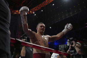 Usyk knokautoval Duboisa a stal sa nespochybniteľným svetovým šampiónom v ťažkej...
