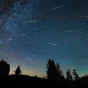 Hlava hore: Letná nočná obloha servíruje hviezdny dážď aj romancu planét