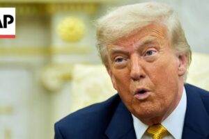 Trump hovorí, že „hlúpi ľudia“ naleteli na to, čo nazýva Epsteinovým „podvodom“