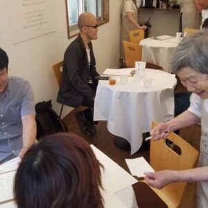 Objednáte si hamburger, dostanete knedličky. V tejto reštaurácii obsluhujú ľudia...