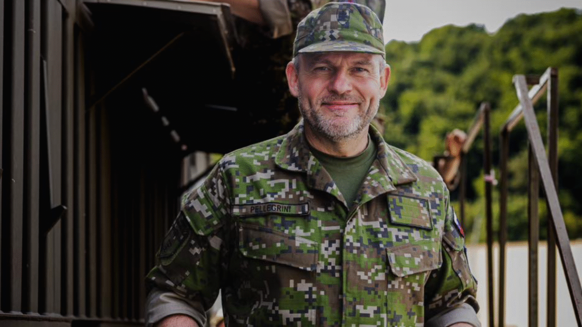 Zbytočné divadlo v maskáčoch a realita slovenskej identity