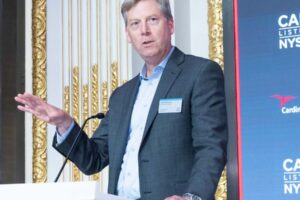 Po poklese zisku o 300 miliónov dolárov sa riaditeľ Cardinal Health uchýlil k &#...