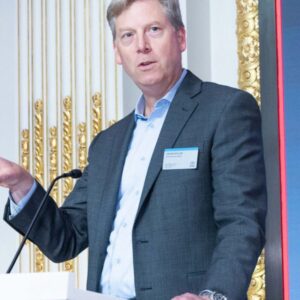 Po poklese zisku o 300 miliónov dolárov sa riaditeľ Cardinal Health uchýlil k &#...