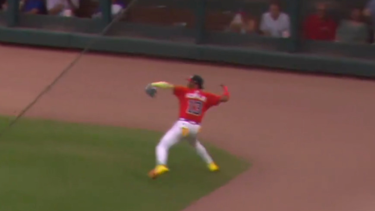 Ronald Acuña Jr. predviedol najlepší hod roka v MLB z hlbokého pravého poľa.