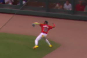 Ronald Acuña Jr. predviedol najlepší hod roka v MLB z hlbokého pravého poľa.