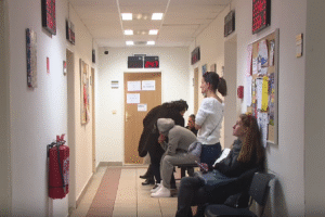 Voľné pracovné miesta sú pre mladých bez praxe nedostupné.