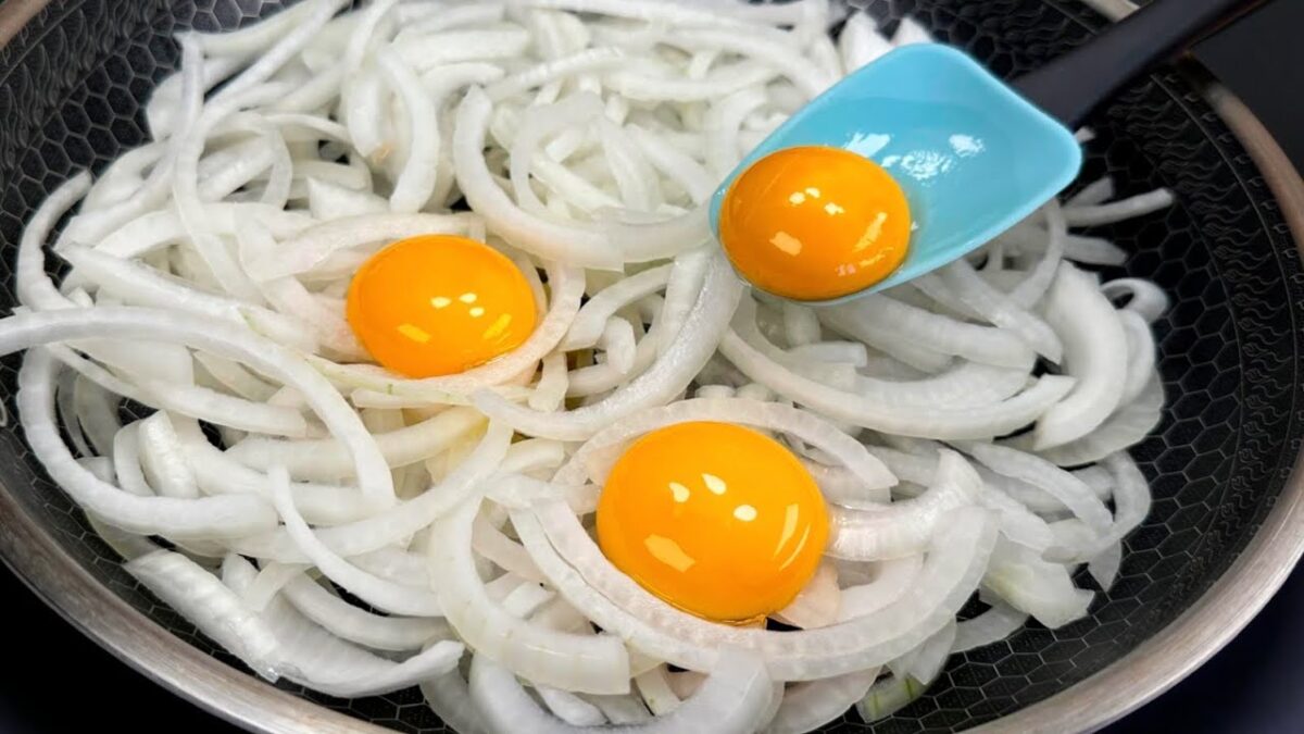 Cibuľovo-vajíčková bomba.