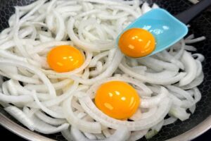 Cibuľovo-vajíčková bomba.