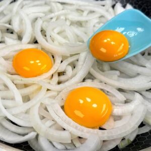 Cibuľovo-vajíčková bomba.