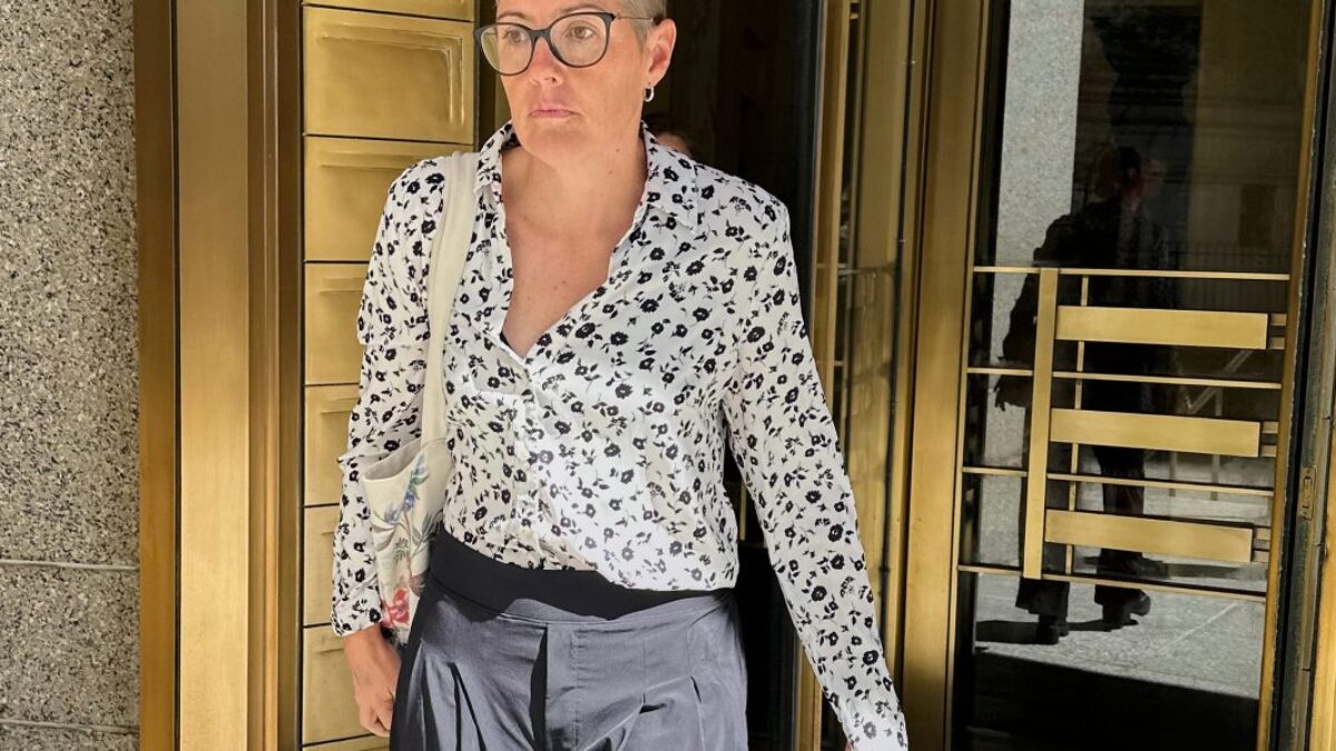 Kedysi vychádzajúca hviezda módy v rebríčku „40 pod 40“ sa vyhlásila za nevinnú v obvineniach, že údajne podvodom pripravila investorov o 300 miliónov dolárov.