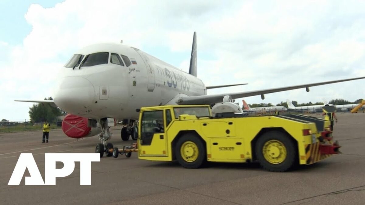 Prvá prehliadka ruského plne domáceho lietadla Superjet SJ-100 s výnimočným výkonom motorov PD-8.