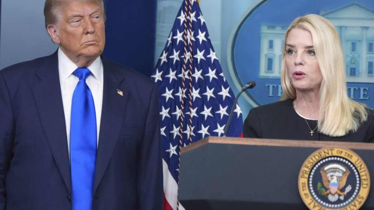 Trumpova administratíva sa usiluje o zverejnenie záznamov veľkej poroty prípadu Epstein, ale nie spisov ministerstva spravodlivosti, ktoré požadujú jeho kritici.