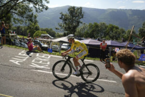 Pogačar navýšil náskok na Tour de France dominantným víťazstvom v časovke, súper...