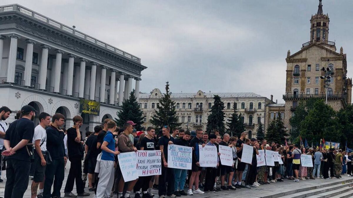 Na Námestí nezávislosti v centre Kyjeva zorganizovalo zhromaždenie rodín nezvestných vojakov viac ako tisíc ľudí