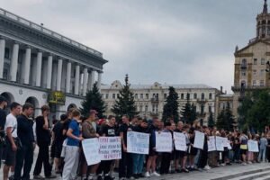 Na Námestí nezávislosti v centre Kyjeva zorganizovalo zhromaždenie rodín nezvest...