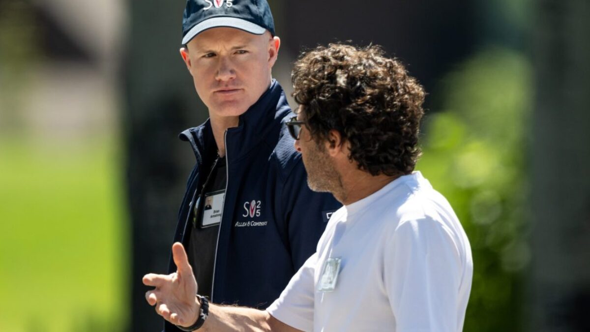 Kryptotrh stúpa nad 4 bilióny dolárov a Coinbase dosahuje historické maximum – tradičné akcie však klesajú.