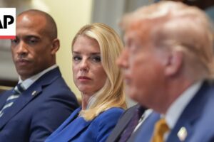 Spracovanie Epsteinových spisov vyvoláva konflikt medzi Pam Bondi a Danom Bongin...