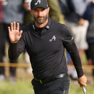 2225539452.jpg Open Championship 2025: Dustin Johnson s úžasným birdiem na 18. jamke v piatok.