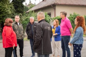 Keď sa z Ameriky ozve niekto, kto sa vracia občas Keď sa z Ameriky ozve niekto, kto sa vracia občas domov a napíše: „Topoľčany sa ...