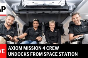 Axiom Mission 4: Posádka sa odpojuje od vesmírnej stanice a začína návrat na Zem