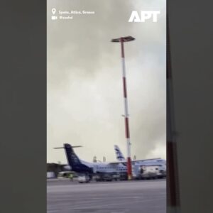 Požiar vyvolal chaos v blízkosti medzinárodného letiska v Aténach.