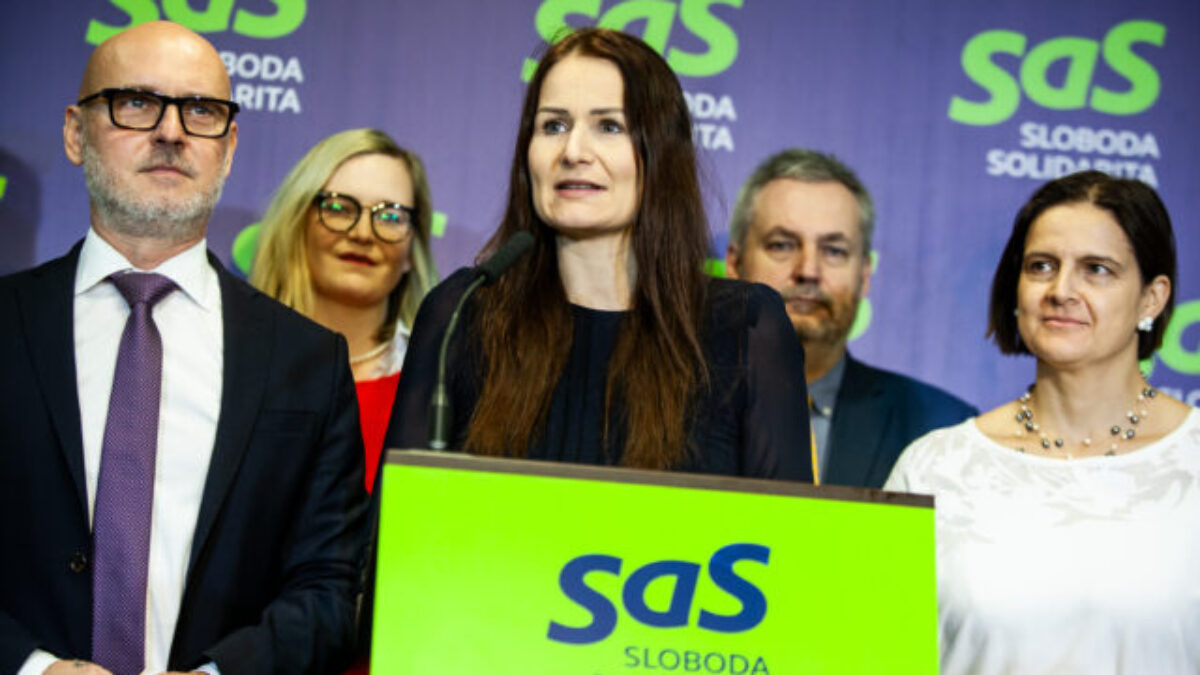 Fico musí preplatiť cestu vládnym špeciálom na oslavy MDŽ, liberáli hovoria o papalášizme v čase konsolidácie