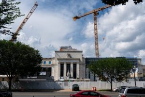 Jerome Powell obhajuje renováciu kancelárií Fedu po liste od Russa Voughta.