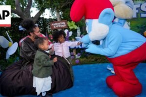 Rihanna prepožičia svoj hlas Šmoulinke v novom filme ‚Šmolkovia‘