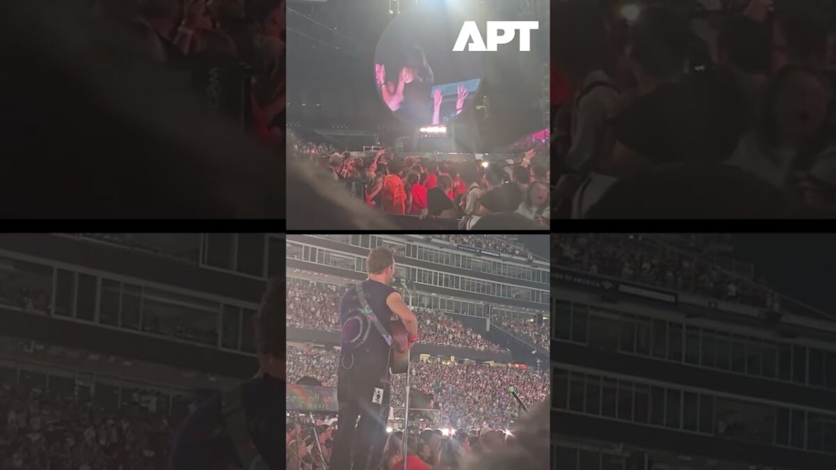 Diváci Coldplay prichytení pri podvádzaní na obrovskej obrazovke počas Chris Martinovho virálneho momentu.