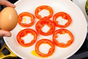 Ak máš 2 vajcia, priprav si tento super jednoduchý snack. Jednoduchý recept na r...