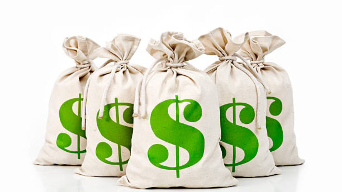 Dolár si drží pozíciu vďaka solídnym dátam, austrálsky dolár zaostáva po sklamaní v oblasti zamestnanosti a Japonsko zintenzívňuje rokovania o clách.