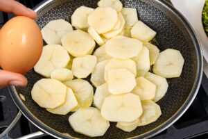 Len zopár ingrediencií! Stačí pridať vajíčka do zemiakov. Je to tak chutné! Jedn...