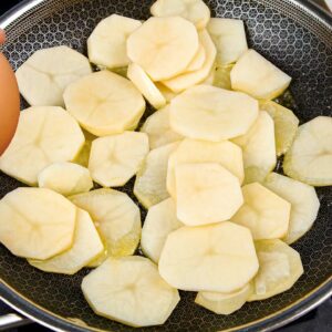 Len zopár ingrediencií! Stačí pridať vajíčka do zemiakov. Je to tak chutné! Jedn...