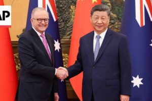 Austrálski a čínski lídri sa snažia podporiť obchod napriek rozdielom.