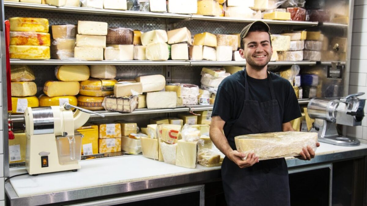 Keď umelá inteligencia preberá pozície pre začiatočníkov, manažér Whole Foods hovorí, že maloobchodný reťazec s potravinami v hodnote 13,7 miliardy dolárov oživuje remeselníkov prostredníctvom učňovských programov pre mäsiarov, syrárov a pekárov.