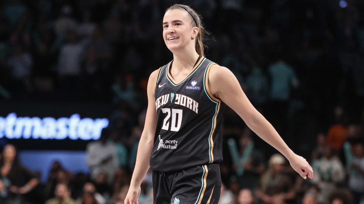 Sabrina Ionescu má slabšiu sezónu, ale zvláda to.