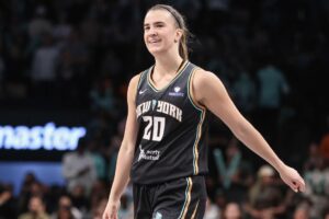 Sabrina Ionescu má slabšiu sezónu, ale zvláda to.