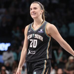 Sabrina Ionescu má slabšiu sezónu, ale zvláda to.