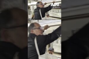 Prívalová vlna zaplavuje stanicu metra v New Yorku počas silného dažďa.