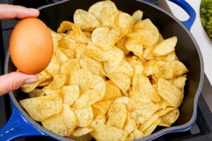 Len 3 ingrediencie! Pridajte vajíčka do zemiakových lupienkov. Je to tak chutné!...