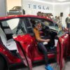 Tesla prichádza do Indie s otvorením luxusného showroomu v Bombaji