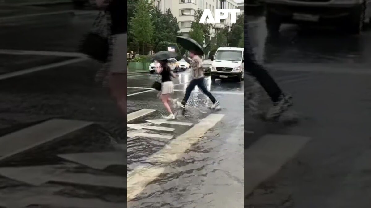 Silná búrka s bleskami spôsobila náhle záplavy v Moskve, ktoré zatopili cesty a narušili premávku.