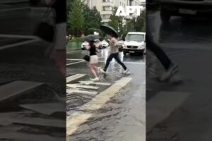 Silná búrka s bleskami spôsobila náhle záplavy v Moskve, ktoré zatopili cesty a ...