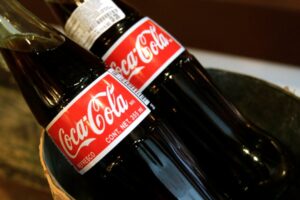 Trump sprostredkoval dohodu, aby Coca-Cola používala „PRAVÝ trstinový cuko...