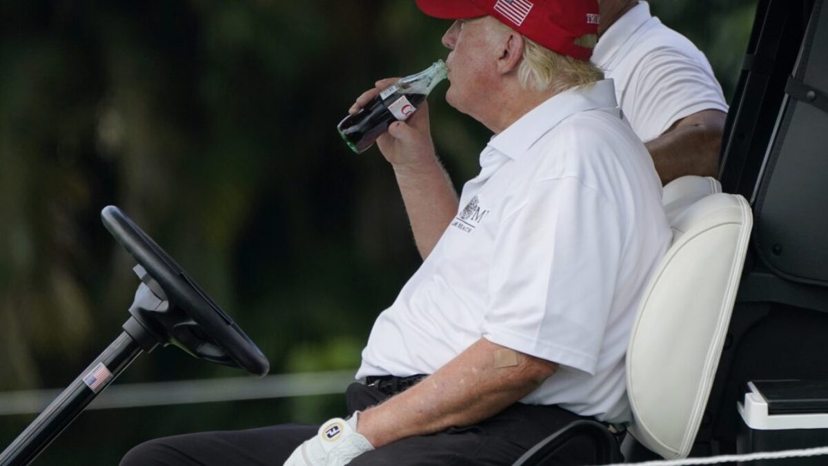 Coca-Cola mlčí o Trumpovom sľube vrátiť do americkej Coca-Coly pravý cukor.