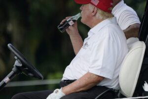 Coca-Cola mlčí o Trumpovom sľube vrátiť do americkej Coca-Coly pravý cukor.