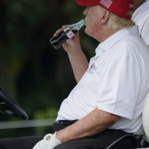 Coca-Cola mlčí o Trumpovom sľube vrátiť do americkej Coca-Coly pravý cukor.